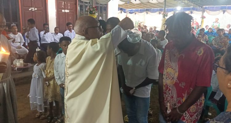 Pembaptisan puluhan anak oleh Pastor John kandam di Bevak Doa Mopah Baru – Surya Papua/Frans Kobun