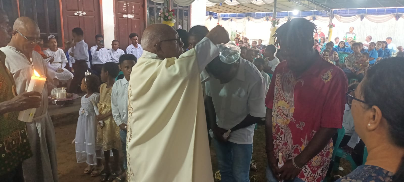 Pembaptisan puluhan anak oleh Pastor John kandam di Bevak Doa Mopah Baru – Surya Papua/Frans Kobun