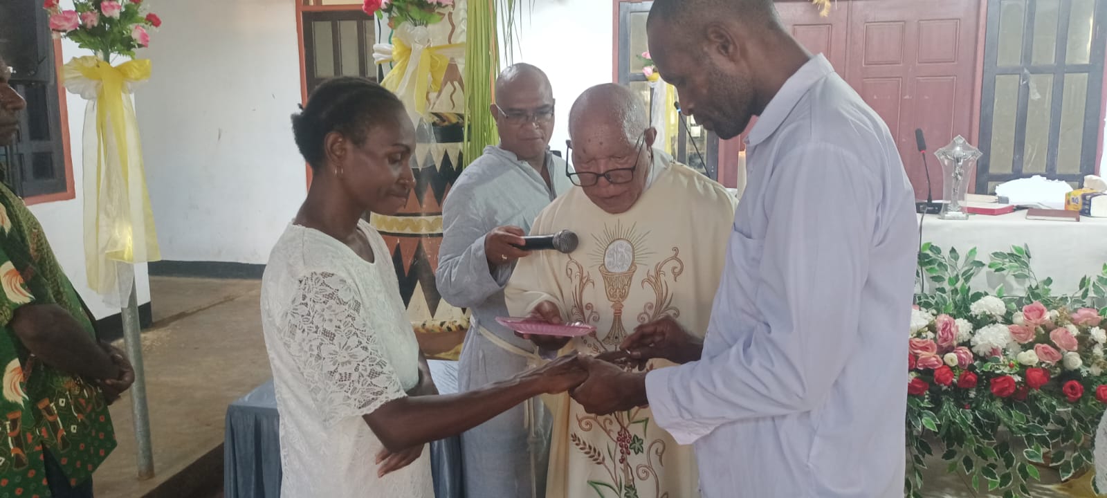 Pasangan suami isteri yang sedang menukar cincin pada perayaan misa tadi sore – Surya Papua/Frans Kobun