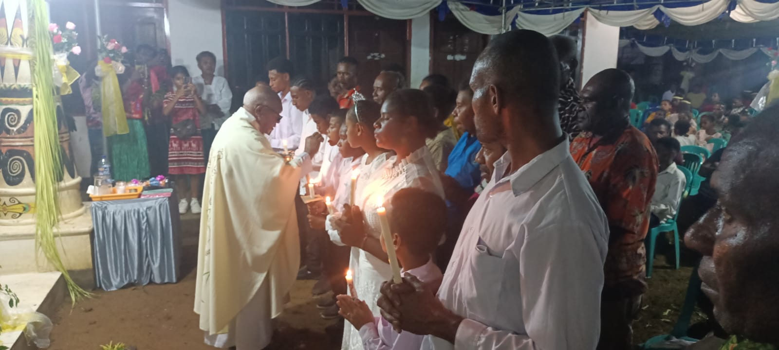Anak-anak yang menerima komuni pertama dari Pastor John Kandam – Surya Papua/Frans Kobun