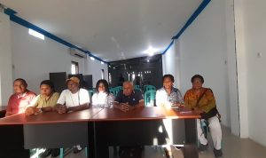 Anggota DPRK Merauke, MRPS dan DPRPS sedang berikan keterangan pers kepada sejumlah wartawan – Surya Papua/IST