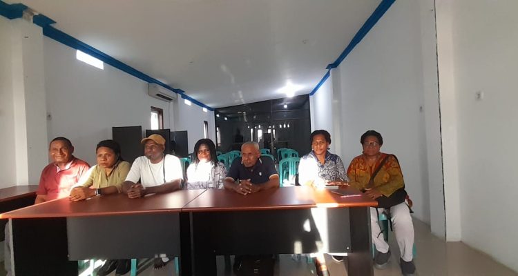 Anggota DPRK Merauke, MRPS dan DPRPS sedang berikan keterangan pers kepada sejumlah wartawan – Surya Papua/IST