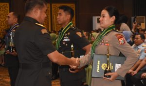 dian peterz Penghargaan yang diserahkan langsung Kepala Staf Angkatan Darat (Kasad) Jenderal TNI Maruli Simanjuntak kepada Kompol Dian Novita Pieterz- Surya Papua/IST