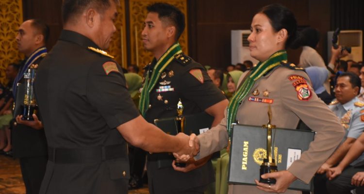 Penghargaan yang diserahkan langsung Kepala Staf Angkatan Darat (Kasad) Jenderal TNI Maruli Simanjuntak kepada Kompol Dian Novita Pieterz- Surya Papua/IST