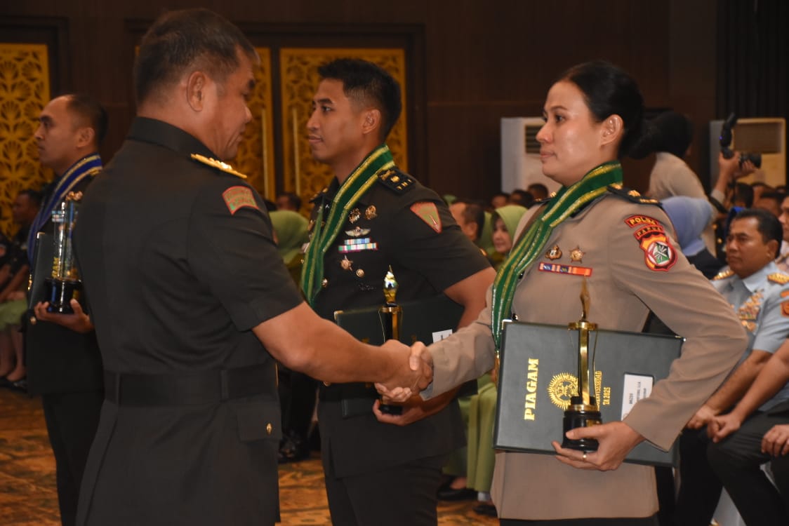 Penghargaan yang diserahkan langsung Kepala Staf Angkatan Darat (Kasad) Jenderal TNI Maruli Simanjuntak kepada Kompol Dian Novita Pieterz- Surya Papua/IST
