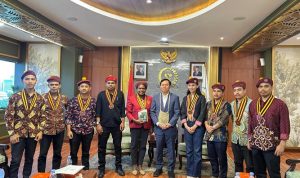 Foto bersama jajaran PP PMKRI bersama Ketua DPD RI usai pertemuan bersama – Surya Papua/IST