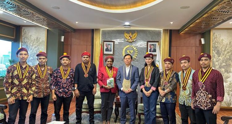 Foto bersama jajaran PP PMKRI bersama Ketua DPD RI usai pertemuan bersama – Surya Papua/IST