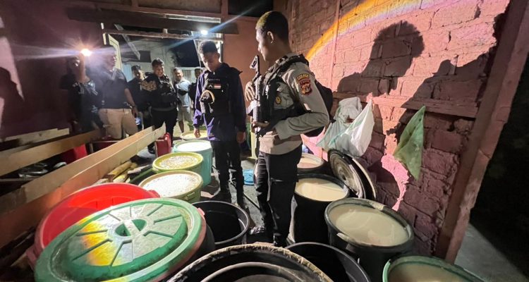 Peralatan serta bahan baku dalam jumlah besar yang digerebek Satnarkoba Polres Merauke – Surya Papua/IST