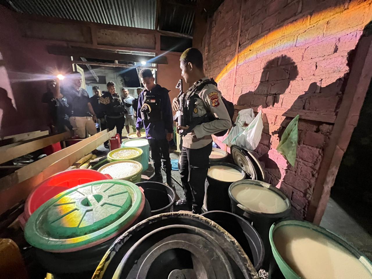 Peralatan serta bahan baku dalam jumlah besar yang digerebek Satnarkoba Polres Merauke – Surya Papua/IST