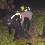 Korban lakalantas sedang dievakuasi aparat kepolisian untuk dibawa ke RSUD Merauke – Surya Papua/IST