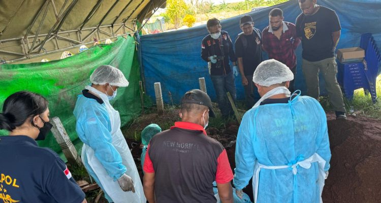 Penggalian kuburan almarhumah Julia Risky oleh Tim Laboratorium Forensik Polda Papua yang berlangsung kemarin- Surya Papua/IST