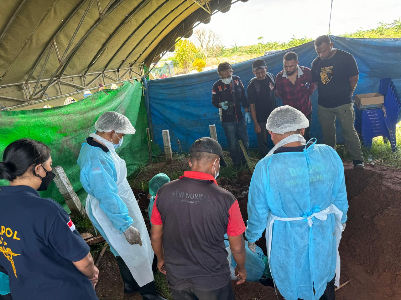 Penggalian kuburan almarhumah Julia Risky oleh Tim Laboratorium Forensik Polda Papua yang berlangsung kemarin- Surya Papua/IST