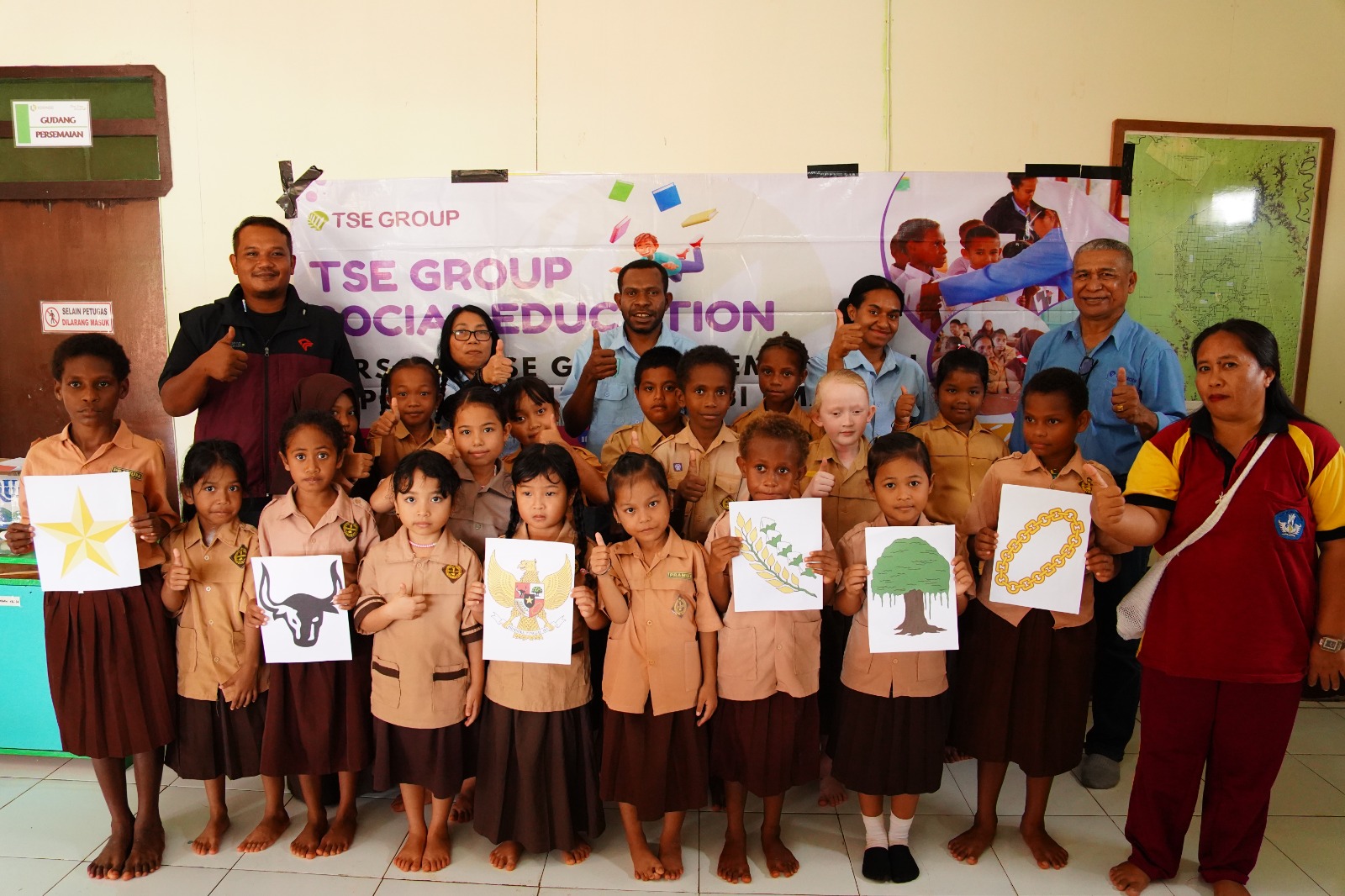 Foto bersama anak-anak di SD Inocin, Distrik Jair, Kabupaten Boven Digoel beberapa hari lalu – Surya Papua/IST