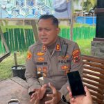 Kapolres Merauke, AKBP Leonardo Yoga sedang berikan keterangan kepada sejumlah wartawan terkait kasus pembunuhan tragis korban Julia Risky – Surya Papua/IST