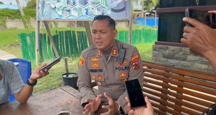 Kapolres Merauke, AKBP Leonardo Yoga sedang berikan keterangan kepada sejumlah wartawan terkait kasus pembunuhan tragis korban Julia Risky – Surya Papua/IST