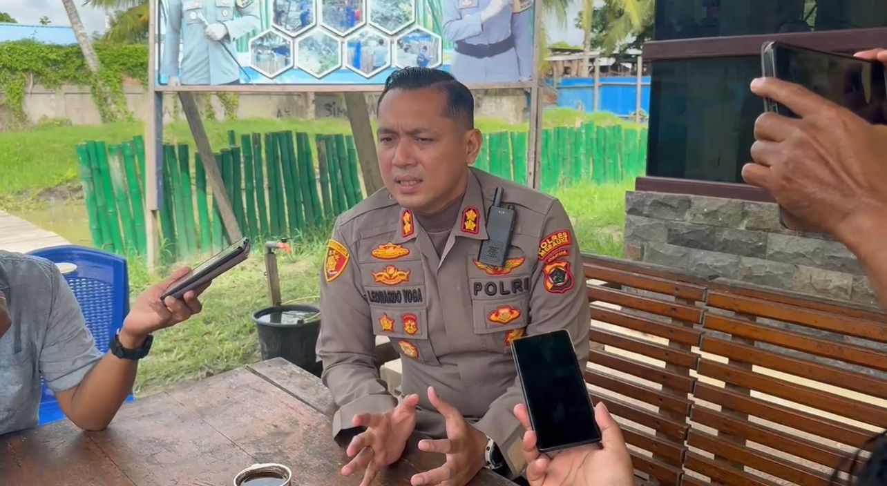 Kapolres Merauke, AKBP Leonardo Yoga sedang berikan keterangan kepada sejumlah wartawan terkait kasus pembunuhan tragis korban Julia Risky – Surya Papua/IST