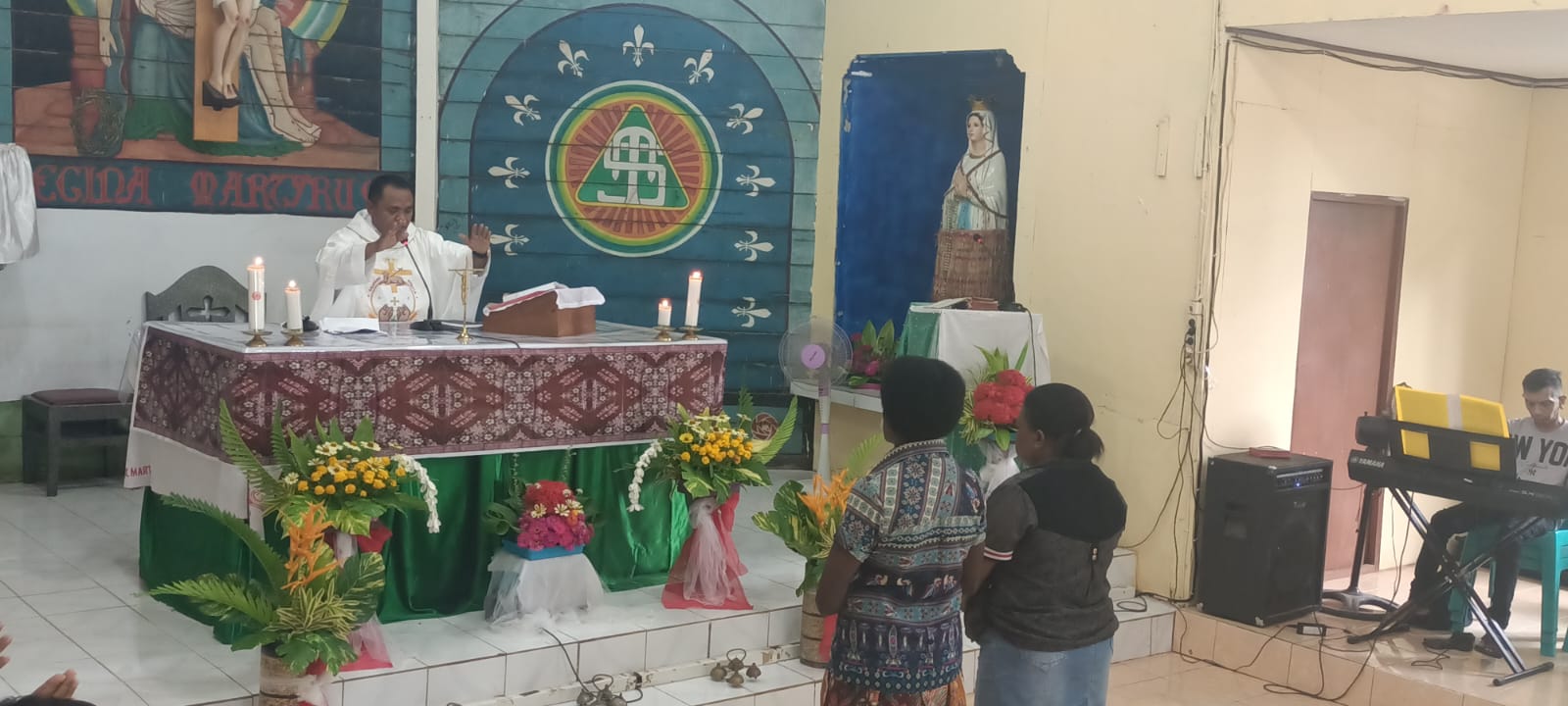 Nathalia sedang mengucapkan ikrar di depan altar sekaligus menyatakan resmi bergabung Gereja Katolik – Surya Papua/Frans Kobun