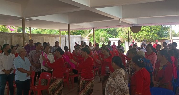 Tarian Etnis Kei saat perarakan Pastor Paroki Santa Theresia Buti dalam perayaan misa inkulturasi tadi pagi – Surya Papua/Frans Kobun