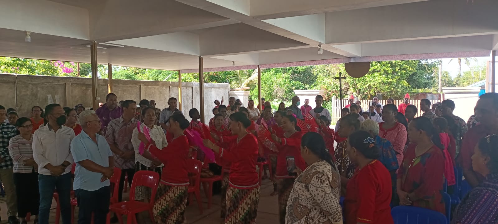Tarian Etnis Kei saat perarakan Pastor Paroki Santa Theresia Buti dalam perayaan misa inkulturasi tadi pagi – Surya Papua/Frans Kobun