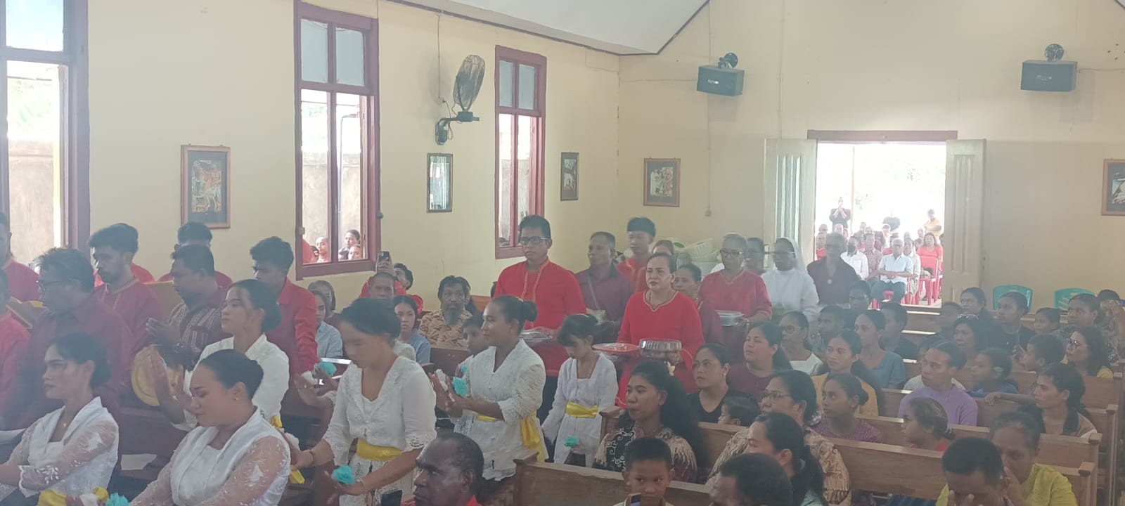 Persembahan yang dibawakan dalam perayaan misa inkulturasi Etnis Kei di Gereja Santa Theresia Buti – Surya Papua/Frans Kobun