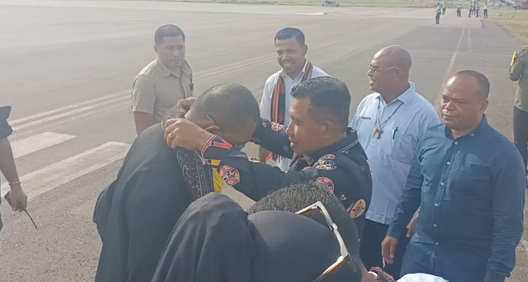 Foto bersama Gubernur NTT, Emanuel Melkiades Laka Lena bersama masyarakat Flobamora di Kabupaten Merauke – Surya Papua/Frans Kobun