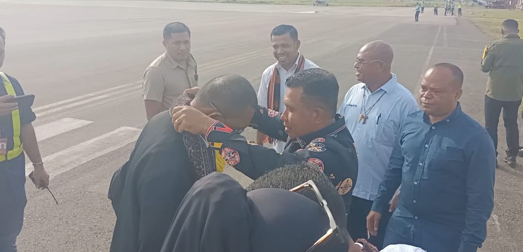 Foto bersama Gubernur NTT, Emanuel Melkiades Laka Lena bersama masyarakat Flobamora di Kabupaten Merauke – Surya Papua/Frans Kobun