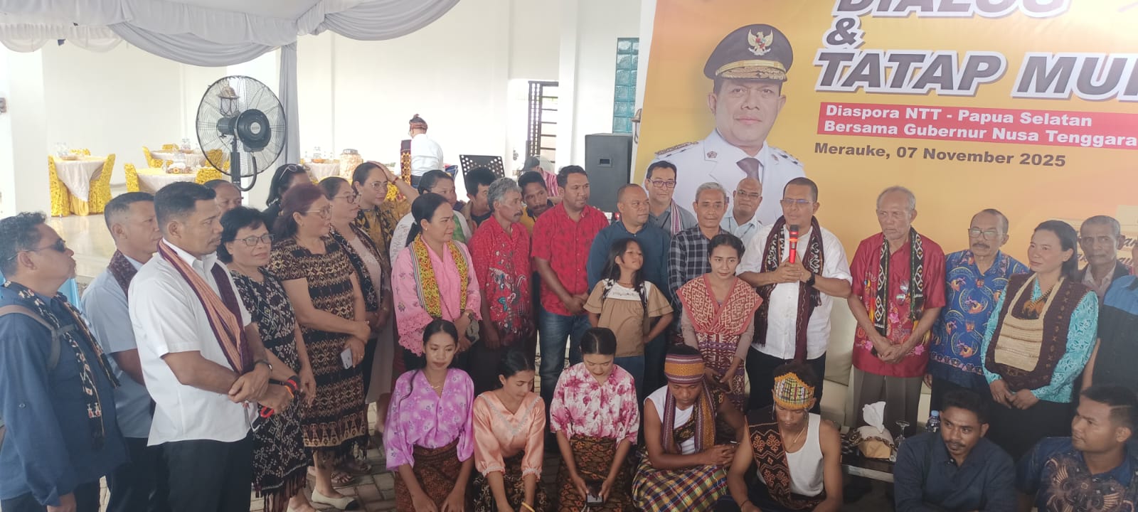 Gubernur NTT, Emanuel Melkiades Laka Lena sedang diselendangkan saat mendarat di Bandara Mopah-Merauke- Surya Papua/Frans Kobun