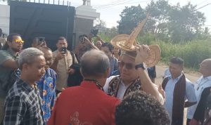 lendang 3 Penerimaan sesepuh masyarakat Flobamora saat Gubernur Laka Lena tiba untuk dialog – Surya Papua/Frans Kobun