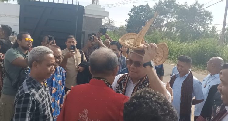 Penerimaan sesepuh masyarakat Flobamora saat Gubernur Laka Lena tiba untuk dialog – Surya Papua/Frans Kobun