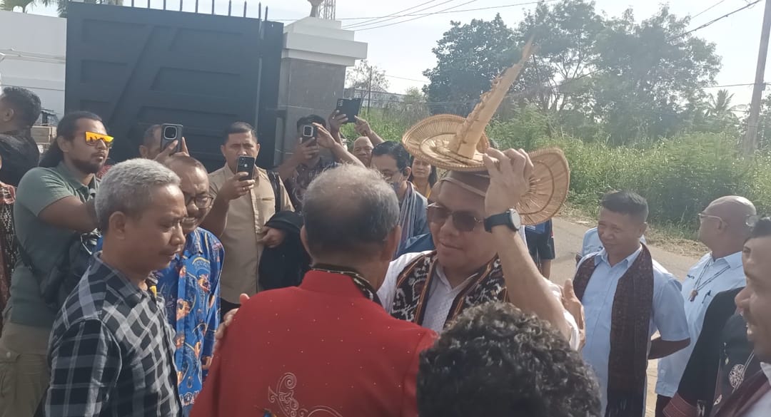 Penerimaan sesepuh masyarakat Flobamora saat Gubernur Laka Lena tiba untuk dialog – Surya Papua/Frans Kobun