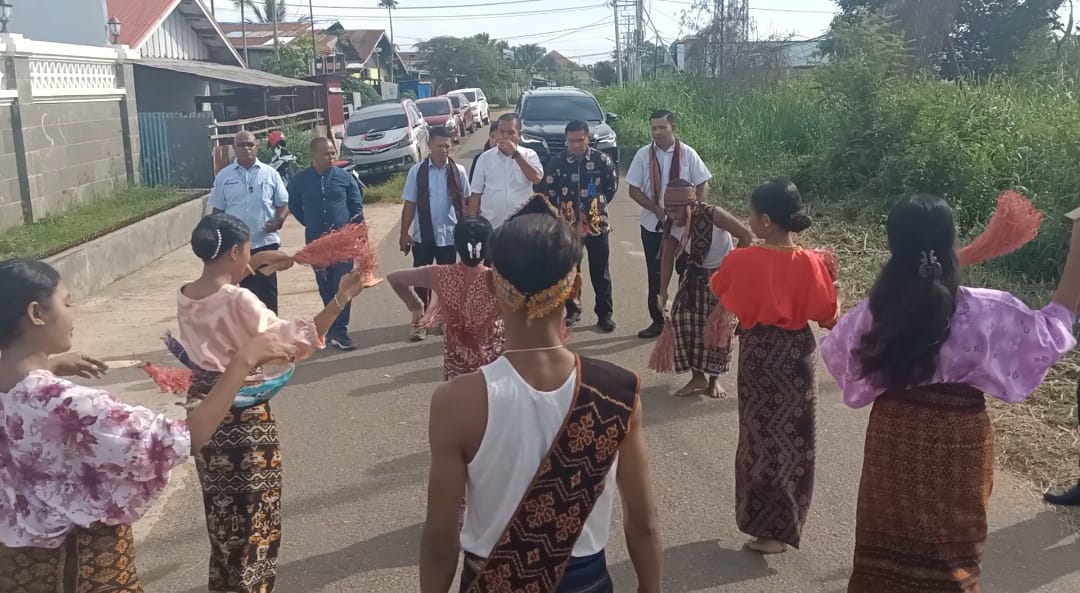 Gubernur NTT, Emanuel Melkiades Laka Lena saat disambut dengan tarian – Surya Papua/Frans Kobun