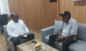 men 1 Kepala BP3OKP Papua Selatan, Yoseph Yolmen sedang diwawancarai – Surya Papua/IST