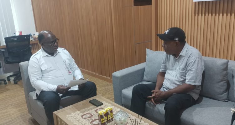 Kepala BP3OKP Papua Selatan, Yoseph Yolmen sedang diwawancarai – Surya Papua/IST