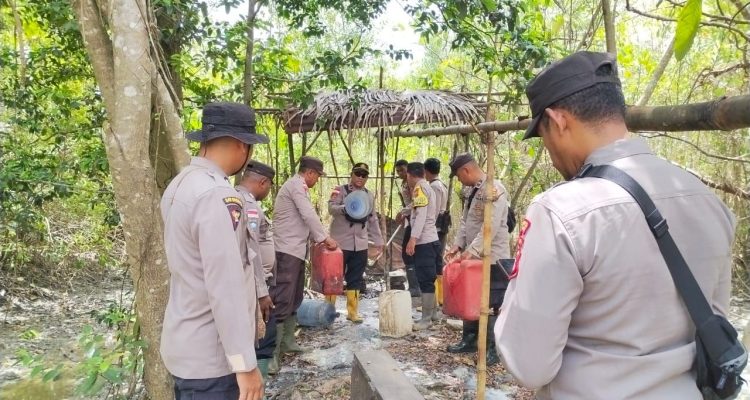 Milo jenis sagero yang disita sekaligus dimusnahkan dengan cara ditumpahkan ke tanah – Surya Papua/IST