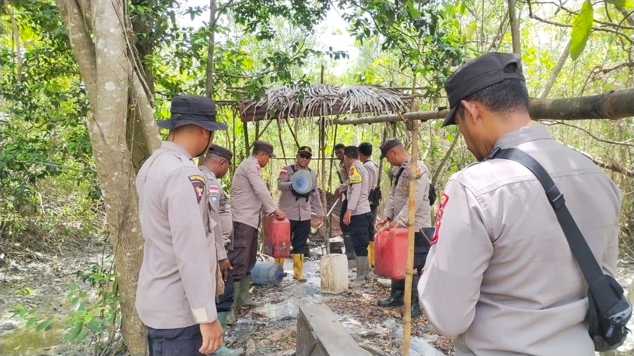 Milo jenis sagero yang disita sekaligus dimusnahkan dengan cara ditumpahkan ke tanah – Surya Papua/IST