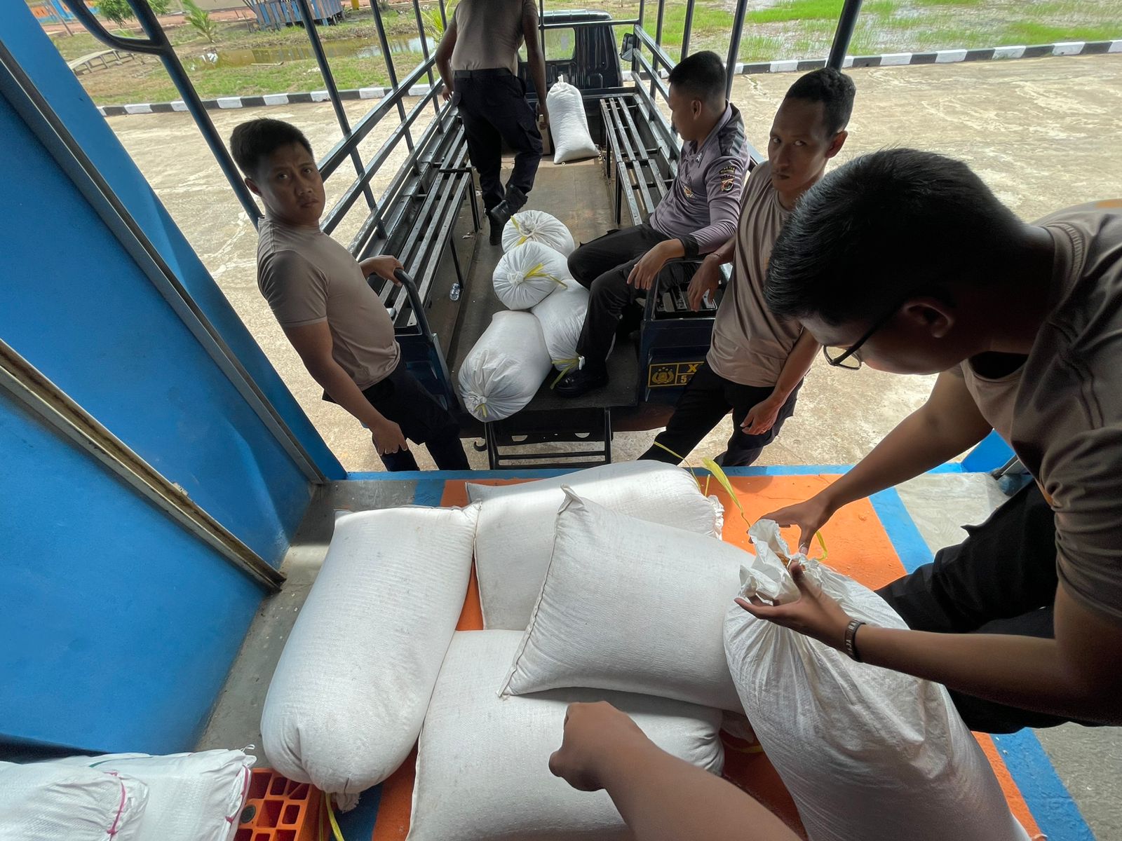 Belasan karung berisi jagung yang sedang diangkut untuk dibawa ke Bulog sekaligus dijual – Surya Papua/IST