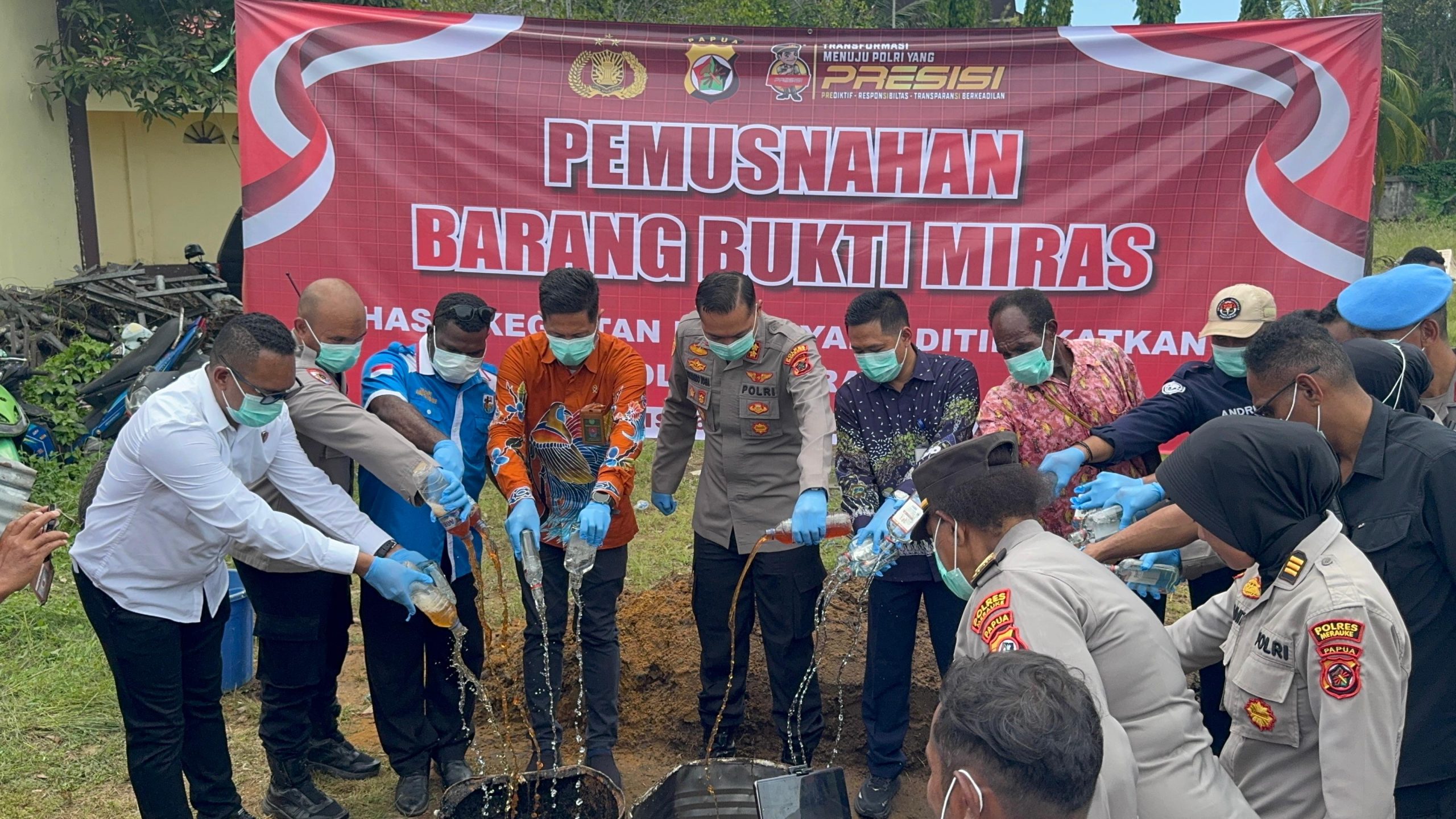 Pemusnahan milo jenis sopi serta berlabel sedang dimusnahkan dengan cara dituang ke salah satu lubang yang disediakan – Surya Papua/Frans Kobun