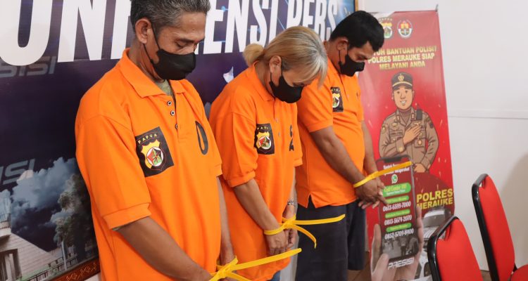 Inilah wajah tiga pelaku yang sering memproduksi sopi dalam jumlah sangat besar untuk dijual – Surya Papua/Frans Kobun