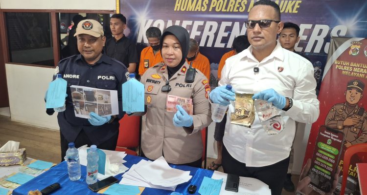 Keterangan pers yang disampaikan Wakapolres Merauke, Kompol Nuryanti didampingi Kasat Narkoba Polres, Ipda Daniel Rumpaidus serta Kasi Humas Polres, IPda Andre MB – Surya Papua/Frans Kobun