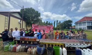 musna tiga Kurang lebih 1000-an botol sopi dan miras berlabel ilegal yang dimusnahkan dari hasil operasi Satnarkoba Polres Merauke – Surya Papua/Frans Kobun