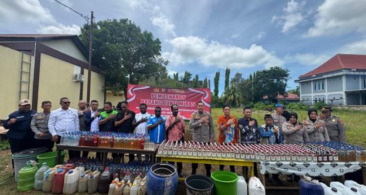 Kurang lebih 1000-an botol sopi dan miras berlabel ilegal yang dimusnahkan dari hasil operasi Satnarkoba Polres Merauke – Surya Papua/Frans Kobun