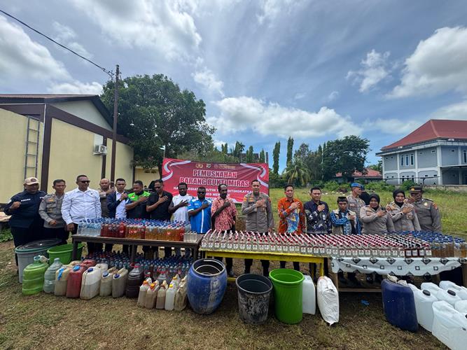 Kurang lebih 1000-an botol sopi dan miras berlabel ilegal yang dimusnahkan dari hasil operasi Satnarkoba Polres Merauke – Surya Papua/Frans Kobun