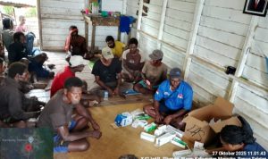 Pelayanan kesehatan yang dilakukan dokter Cambu di kampung-kampung – Surya Papua/IST