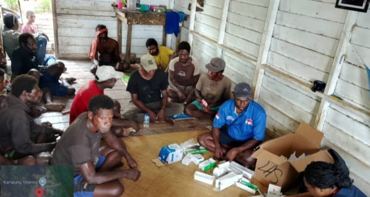 Pelayanan kesehatan yang dilakukan dokter Cambu di kampung-kampung – Surya Papua/IST