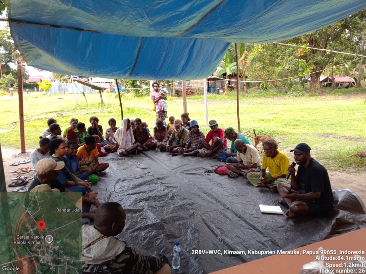 Waket III DPRD Merauke, dr. Dominikus Cambu sedang dialog bersama masyarakat – Surya Papua/IST