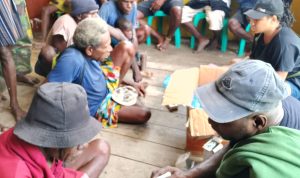 omon 1 Kegiatan pelayanan kesehatan gratis yang dilakukan dokter Domin dan dokter Vina di kampung-kampung – Surya Papua/IST