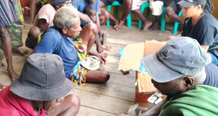 Kegiatan pelayanan kesehatan gratis yang dilakukan dokter Domin dan dokter Vina di kampung-kampung – Surya Papua/IST