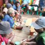 Kegiatan pelayanan kesehatan gratis yang dilakukan dokter Domin dan dokter Vina di kampung-kampung – Surya Papua/IST