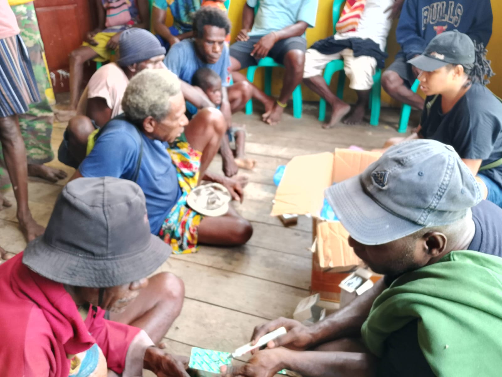 Kegiatan pelayanan kesehatan gratis yang dilakukan dokter Domin dan dokter Vina di kampung-kampung – Surya Papua/IST