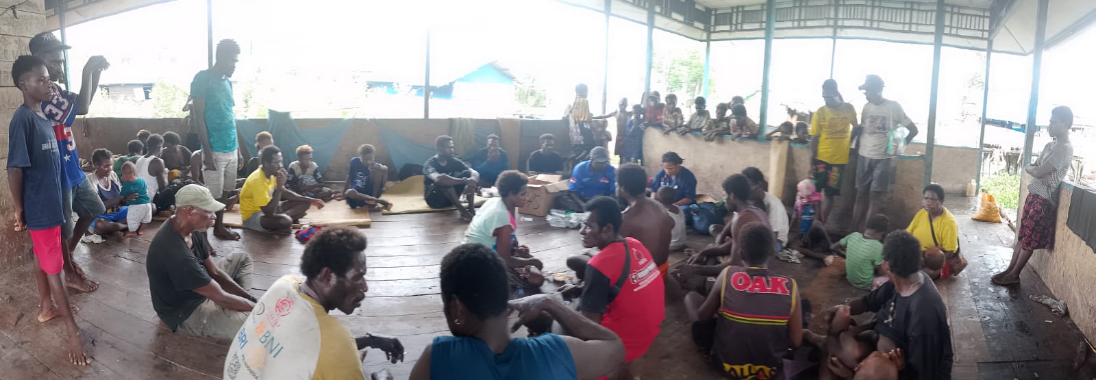 Suasana pelayanan kesehatan gratis kepada masyarakat di kampung – Surya Papua/IST